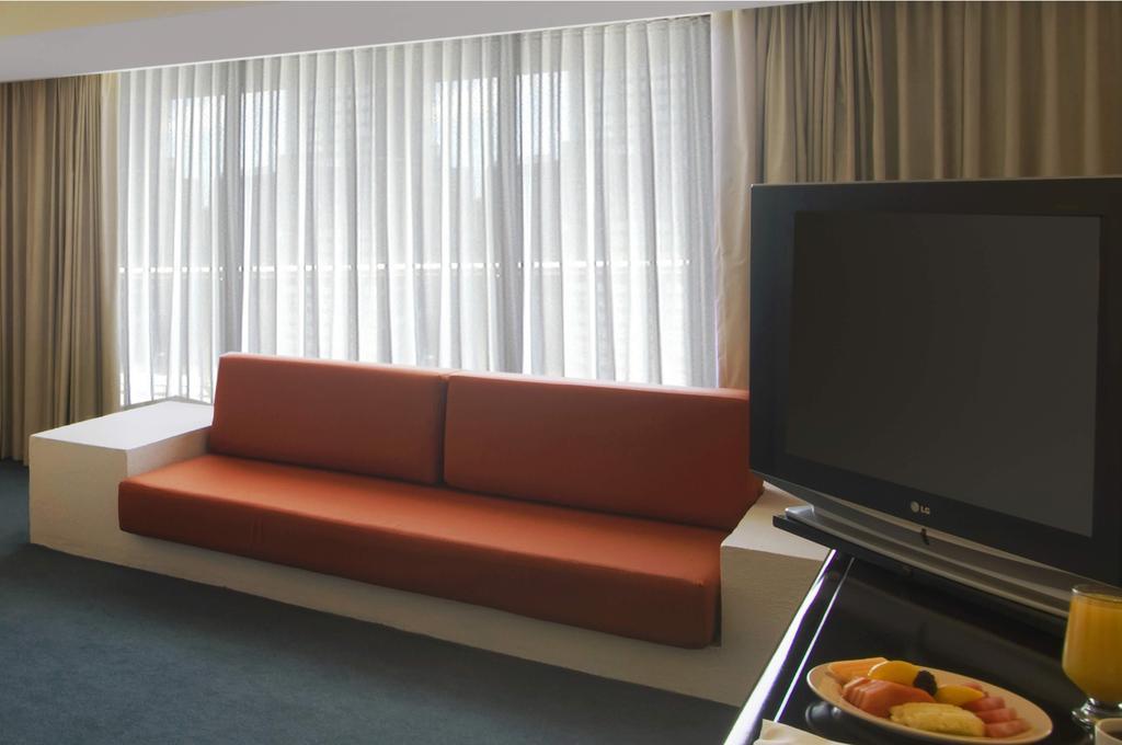 Grand Cantalagua Hotel Morelia, BW Signature Collection المظهر الخارجي الصورة A sofa in a hotel room